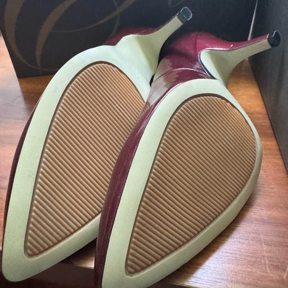 Elegant Burgundy Heels by Enzio Angiolini. Women’s sized 6 - Picture 9 of 10